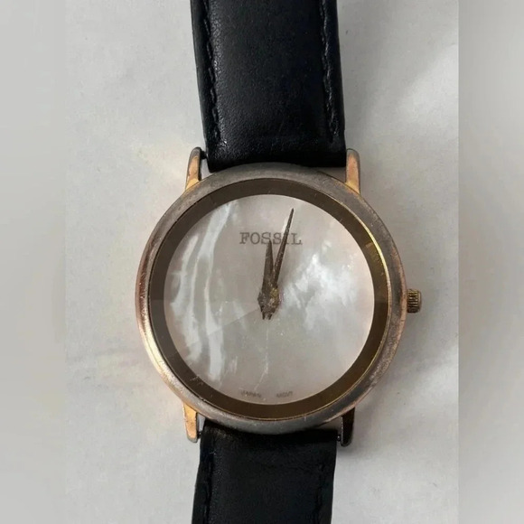 Vintage | Fossil | 1980's Fossil  World Gold Watch with Black Leather Band - Picture 5 of 7